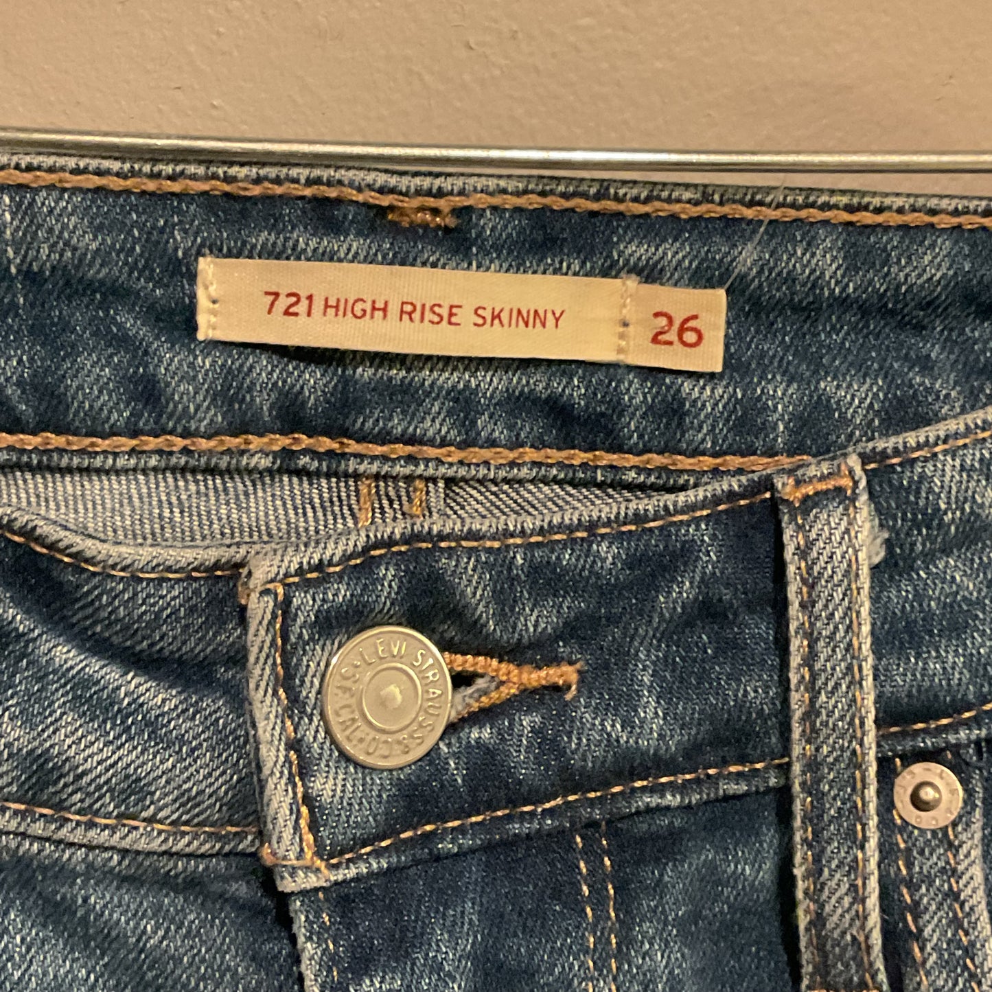 LEVI HIGH RISE DISTRESSED JEAN