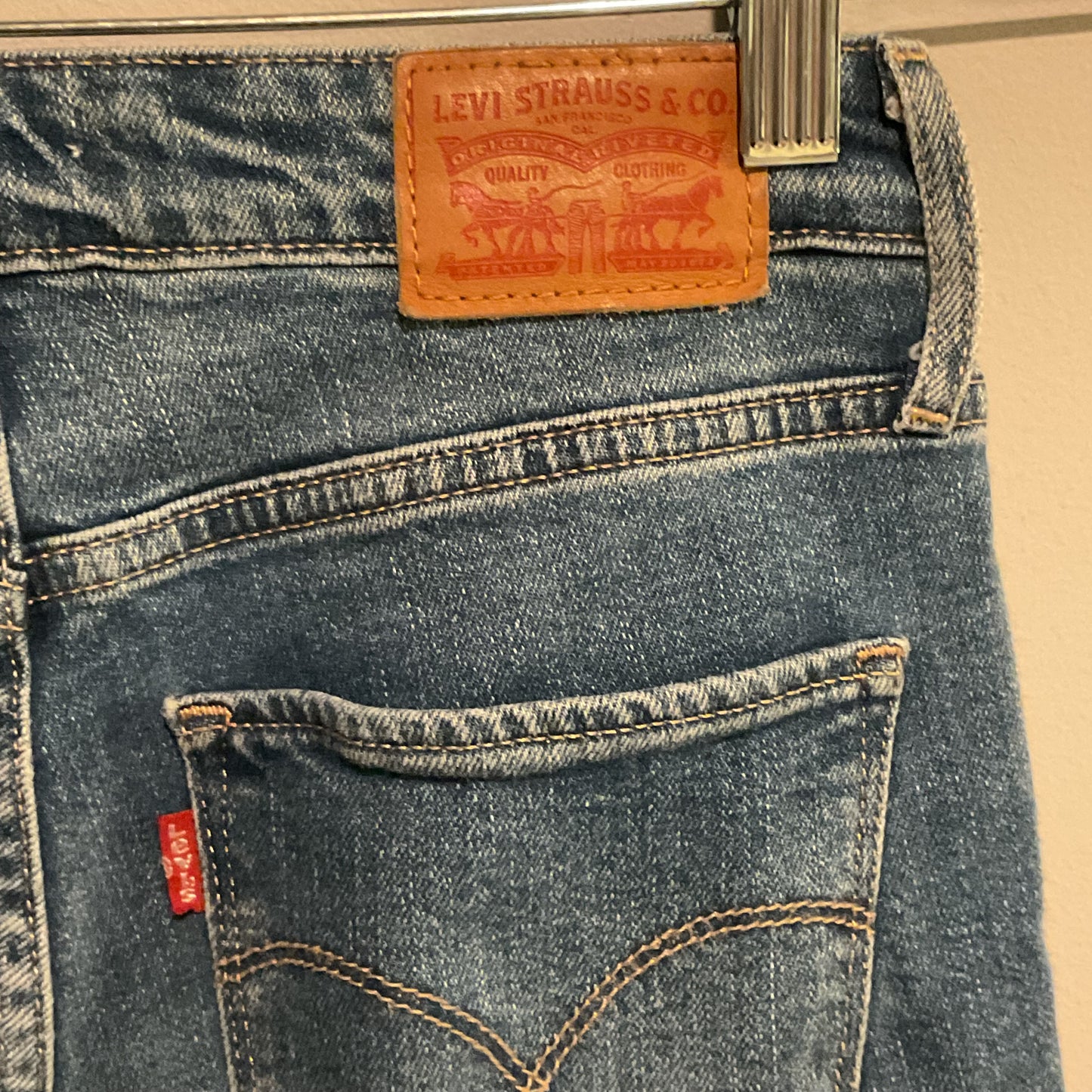 LEVI HIGH RISE DISTRESSED JEAN